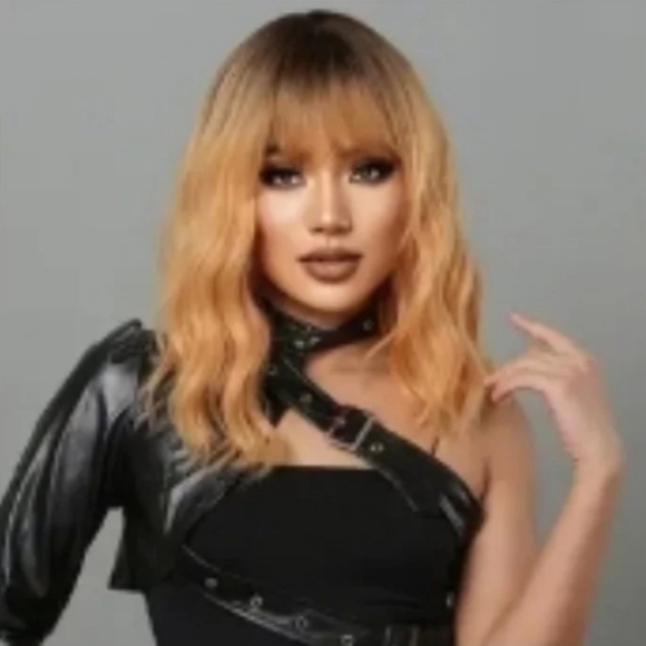 NWOT 18 Inch Bob Wavy Wig with Bang - Picture 1 of 1